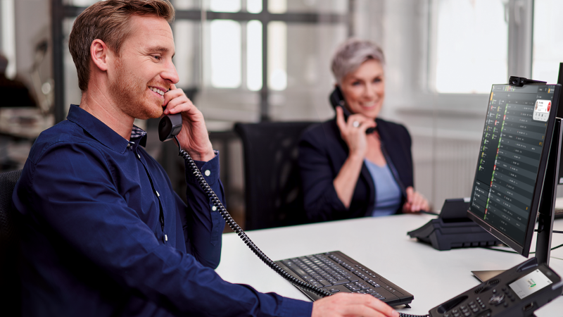 Menschen im Büro mit STARFACE Telefonie